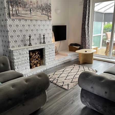 Treetops - Sleeps 8 Entire House Private Parking Close To Town Centre And Stadium Wigan Exterior photo