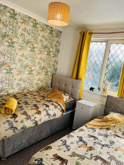 Treetops - Sleeps 8 Entire House Private Parking Close To Town Centre And Stadium Wigan Exterior photo