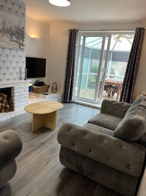 Treetops - Sleeps 8 Entire House Private Parking Close To Town Centre And Stadium Wigan Exterior photo