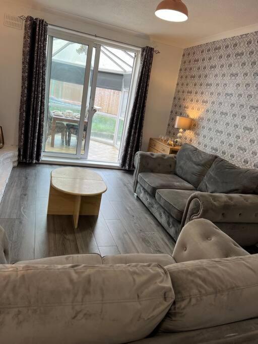 Treetops - Sleeps 8 Entire House Private Parking Close To Town Centre And Stadium Wigan Exterior photo