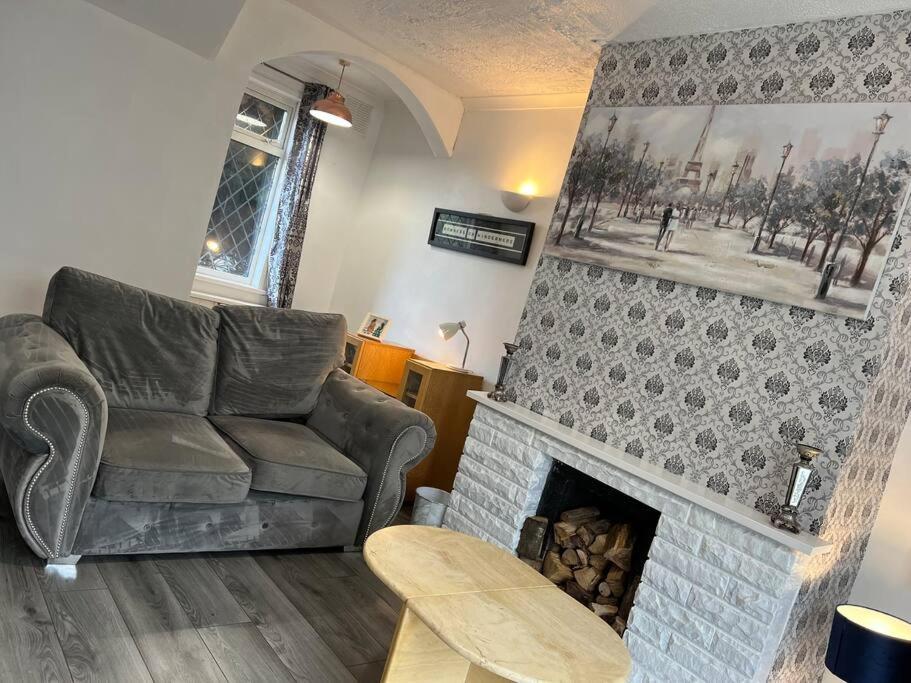 Treetops - Sleeps 8 Entire House Private Parking Close To Town Centre And Stadium Wigan Exterior photo