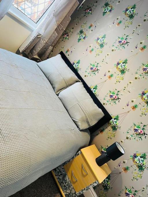 Treetops - Sleeps 8 Entire House Private Parking Close To Town Centre And Stadium Wigan Exterior photo