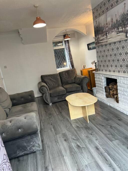 Treetops - Sleeps 8 Entire House Private Parking Close To Town Centre And Stadium Wigan Exterior photo