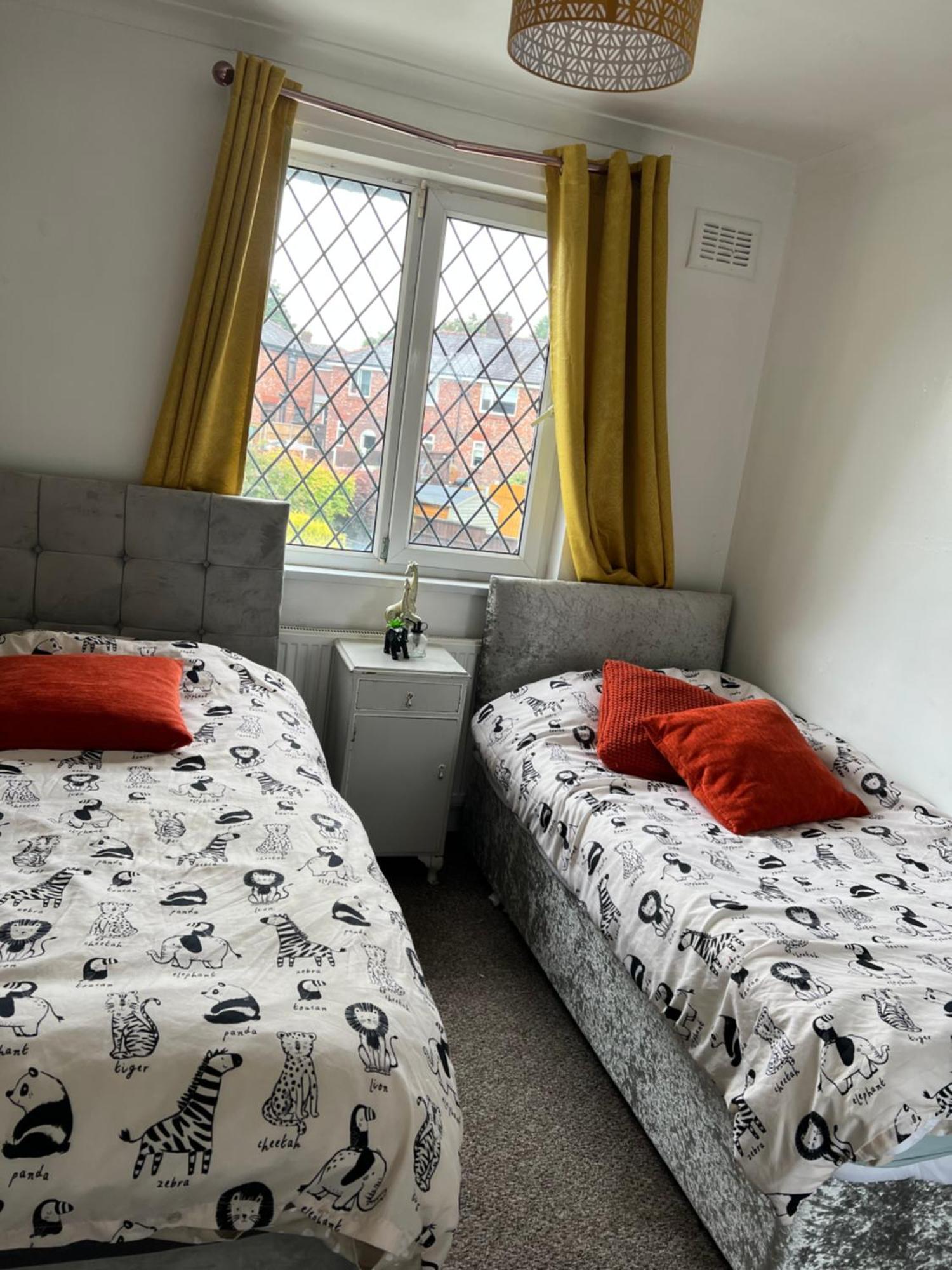 Treetops - Sleeps 8 Entire House Private Parking Close To Town Centre And Stadium Wigan Exterior photo