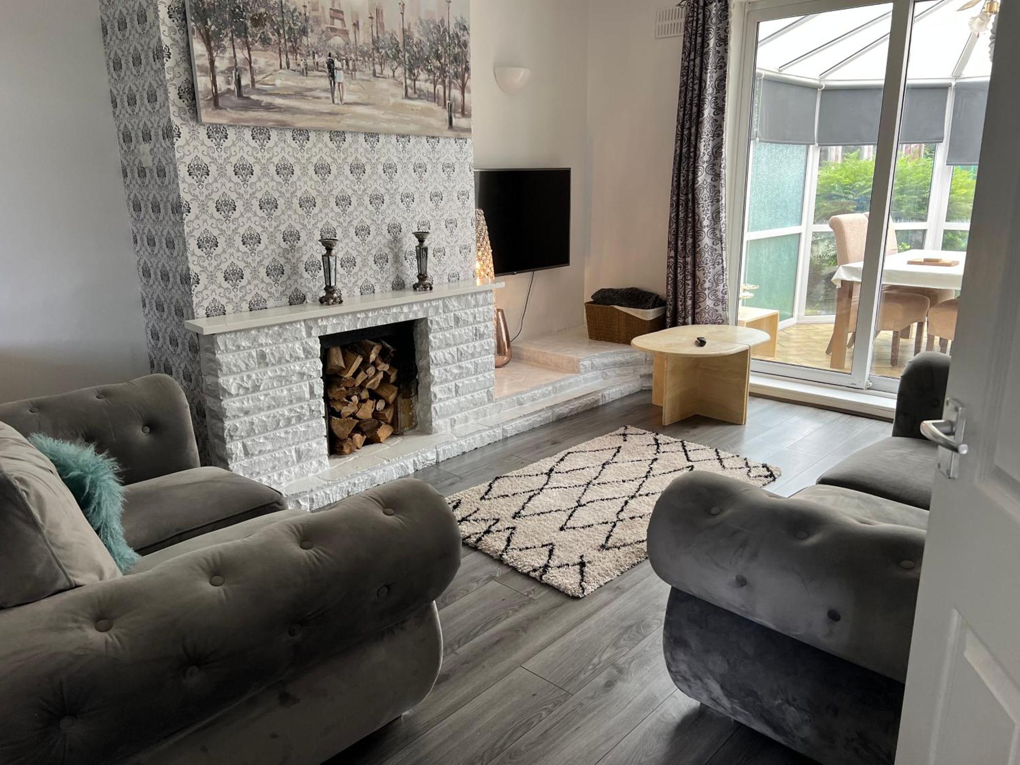 Treetops - Sleeps 8 Entire House Private Parking Close To Town Centre And Stadium Wigan Exterior photo