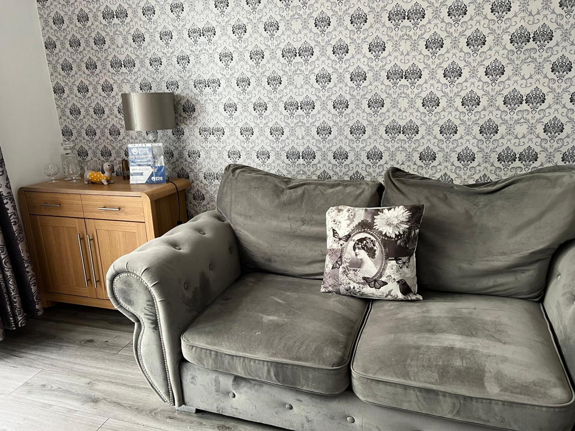 Treetops - Sleeps 8 Entire House Private Parking Close To Town Centre And Stadium Wigan Exterior photo